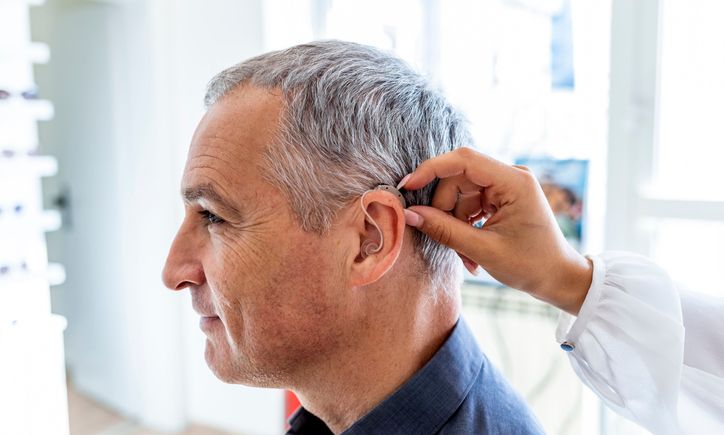 A clinical trial found that overall, treating hearing loss in older adults had no effect on the rate of cognitive decline over three years. But a smaller analysis showed a big difference in adults who were at increased risk for cognitive decline. buff.ly/3Onr7oh