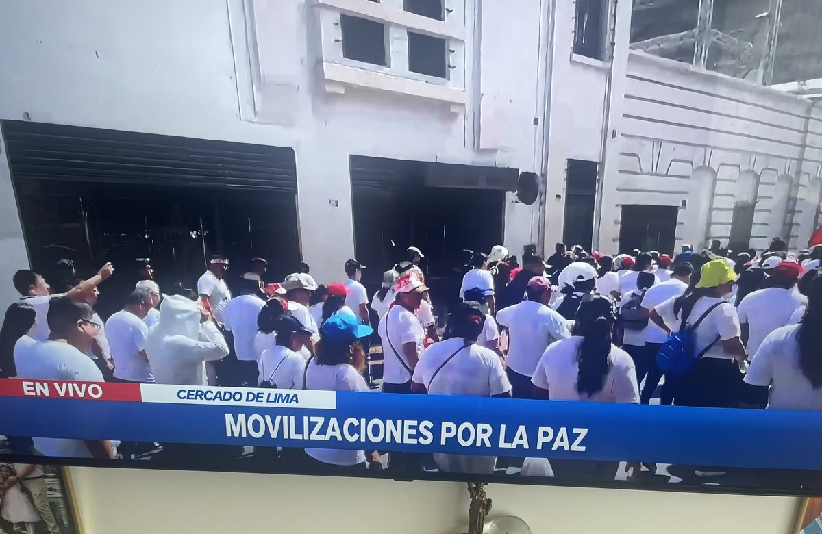 AlejoMunante's tweet photo. En medio de las amenazas de supuestas tomas, las juntas vecinales y sociedad civil han salido a marchar en estos momentos por la paz y por su derecho al trabajo. 
#PorLaPazSomosMás #NoALaViolencia #TomaDeLima https://t.co/XNIOlwaogR