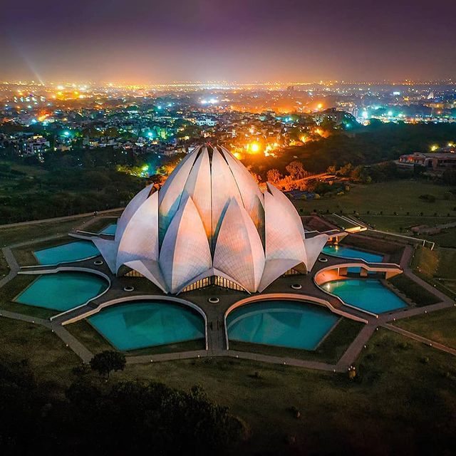 6️⃣ Lotus Temple: Shaped like a lotus flower, this Bahá'í House of Worship is a haven of tranquility and welcomes people of all faiths to meditate and reflect. #LotusTemple #BahaiHouseOfWorship