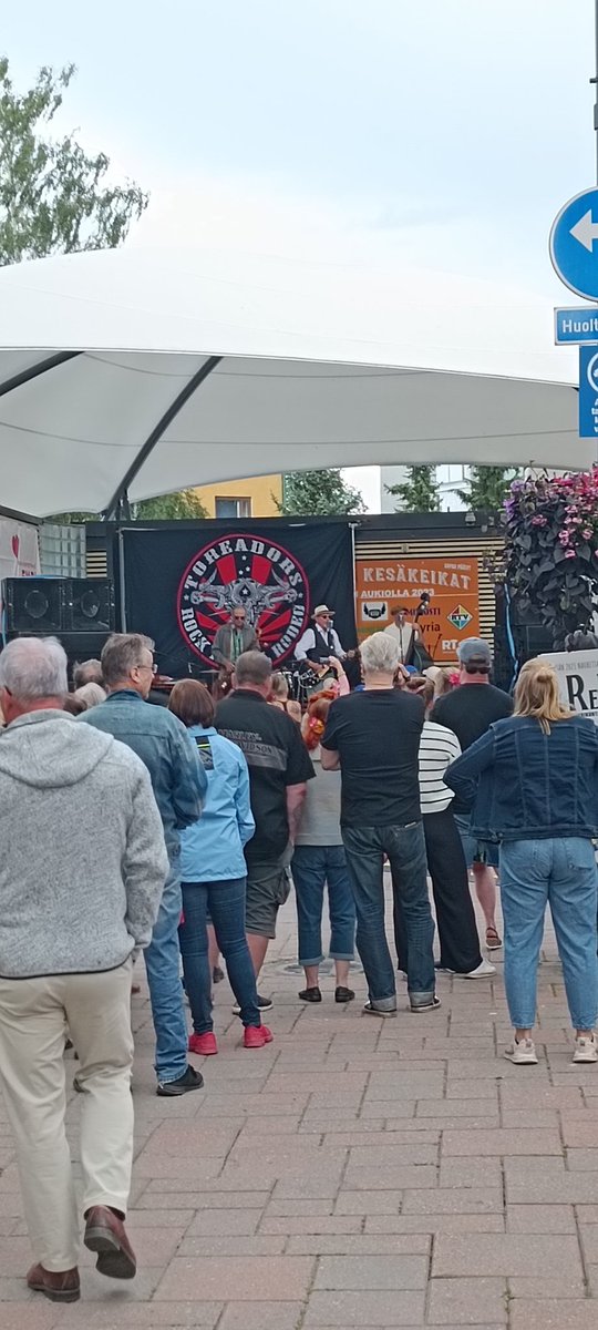 Hopis70's tweet image. Livemusaa ja tietty nyt tuli ne kesän ekat sateet Riihimäelle! #Toreadors #GraniitinAukio