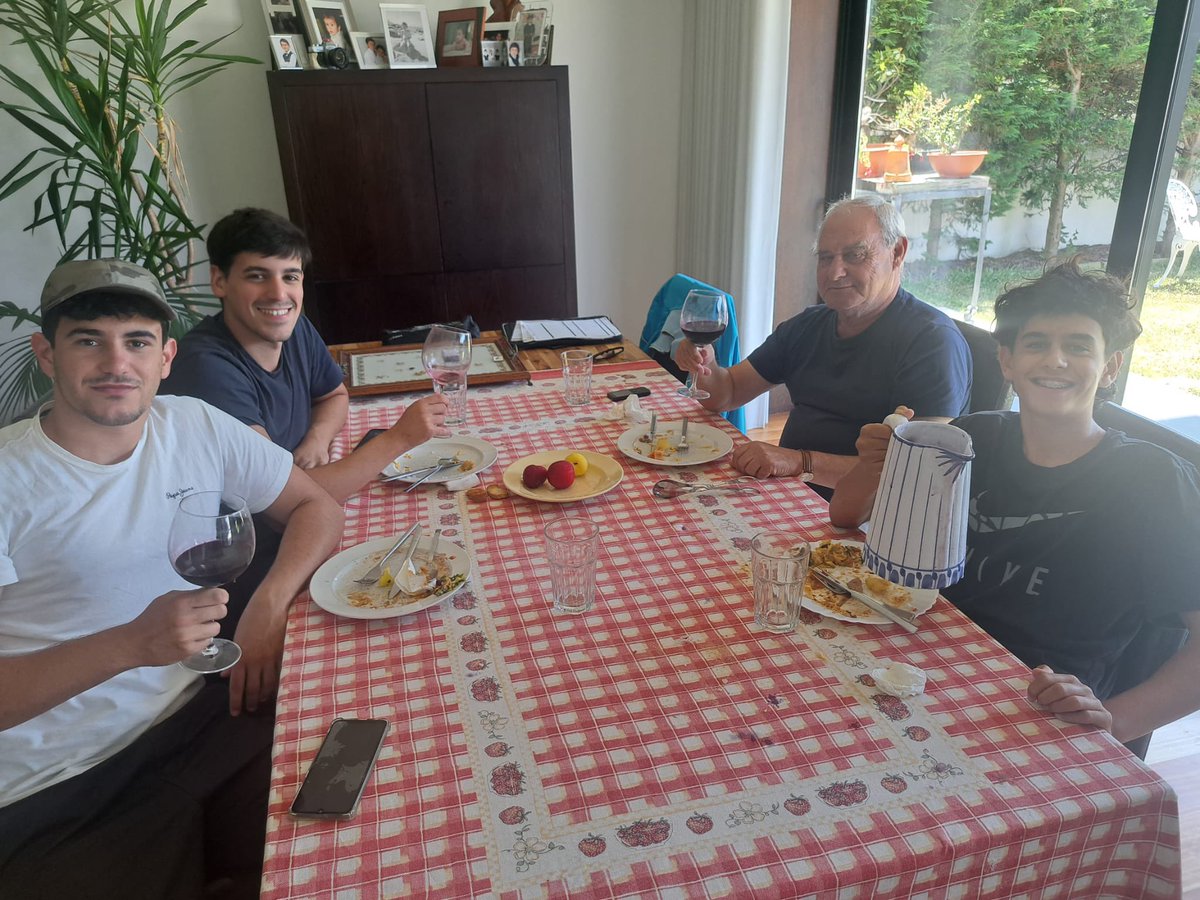 123Gasp's tweet photo. Ontem, eu e os meus primos levamos o nosso avô a almoçar porque fazia anos. É único porque nós nunca o conhecemos bem.

“Este é o primeiro aniversário que passo em família em décadas” disse. Separou-se da minha avó ainda não éramos nascidos e das poucas vezes que estivemos juntos era quando nos cruzávamos com ele sentado num banco de jardim.

Por intrigas passadas sempre mantivemos um pouco a distância mas depois do falecimento da minha avó, mais cedo do que esperávamos, percebemos que o clichê “a vida é demasiado curta para a passarmos chateados com os outros” é bem verdade.

Um dia ao passar por ele na rua prometemos “no seu aniversário vamos almoçar” e ele olhou para nós com cara de quem não acreditava. Uns tempos depois aqui está ele e mais três netos a beber um verde tinto de garrafão. 

É um homem do antigamente. Não chora facilmente mas disse “eu tenho coração e estou muito feliz”.

A vida é demasiado curta para andarmos chateados e muito menos para sermos herdeiros das chatices dos outros. Queria contar-vos isto.