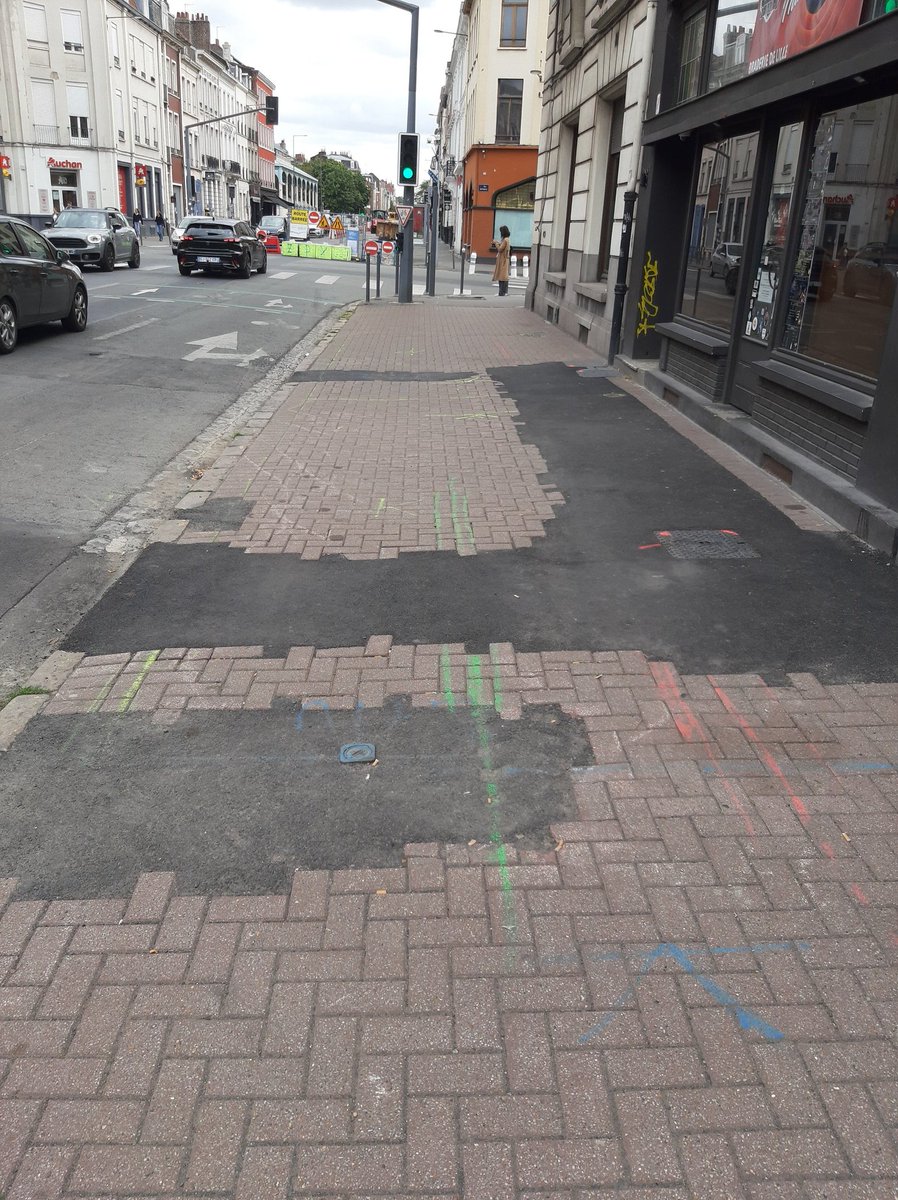 DechetsLille's tweet photo. @LilleZAD3000 la rue Solférino commence sérieusement à faire concurrence à la rue Nationale suite aux travaux 😲 on se croirait dans une ville des pays de l'est sans-le-sou ! Espérons qu'elle sera ENTIÈREMENT rénovée lors de la "métamorphose" promise prochainement ! https://t.co/lY3zxowttE