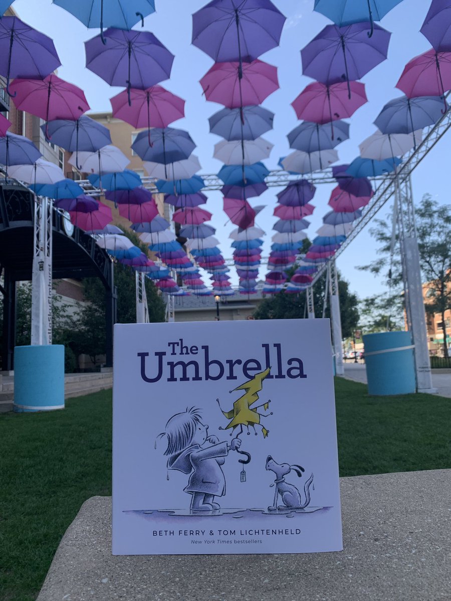 Took my umbrella picture books on a field trip to see @UmbrellaSkyProject #UmbrellaSkyElmhurst! ☂️☀️📚💛 @tlichtenheld @BethFerry1 @ClarionBooks @HarperChildrens @SimonKIDS