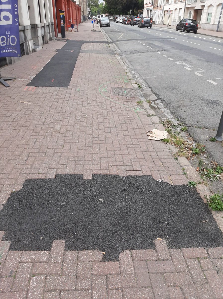 DechetsLille's tweet photo. @LilleZAD3000 la rue Solférino commence sérieusement à faire concurrence à la rue Nationale suite aux travaux 😲 on se croirait dans une ville des pays de l'est sans-le-sou ! Espérons qu'elle sera ENTIÈREMENT rénovée lors de la "métamorphose" promise prochainement ! https://t.co/lY3zxowttE