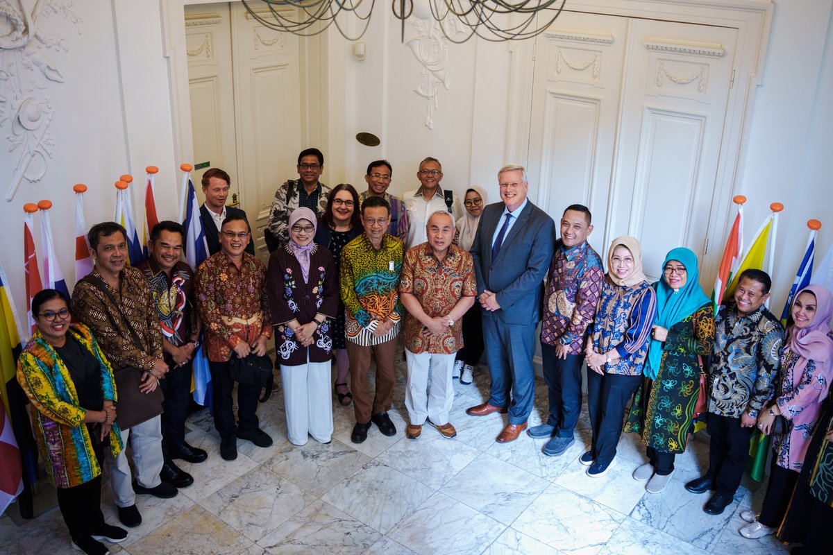 IPO_Provincies's tweet photo. Today we hosted a delegation from Indonesia consisting of governorate representatives, heads of provincial government offices and heads of municipalities from various regions in Indonesia. We had good discussions on the differences but also on the common grounds. #appsi The group was split and the other half visited @VNGi