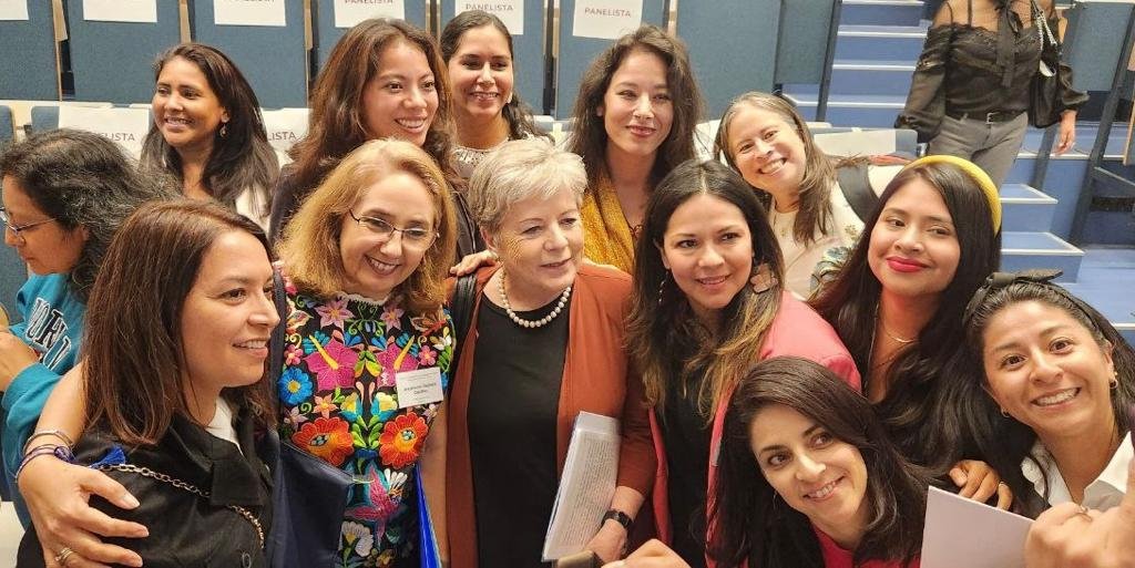 SRE_mx's tweet photo. 📸 En Bélgica, la canciller @aliciabarcena clausuró en compañía del embajador de @EmbMexBelgicaUE, @RGrangui, el titular del @IME_SRE, @luisgure, y la DG @vcalva el Primer Conversatorio de Mujeres Mexicanas Migrantes en Europa, donde agradeció a todas las participantes y destacó que este diálogo e intercambio de ideas han contribuido a una mayor comprensión de los desafíos, retos y oportunidades que enfrentan las mujeres mexicanas en contextos migratorios.

🇲🇽🤝🌎🟣
#DiplomaciaCercaDeTi
#PolíticaExteriorFeminista
