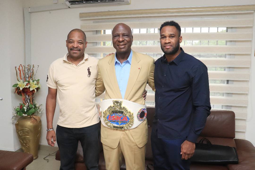 BAMBACheickDan's tweet photo. J’ai reçu ce mercredi en audience l’Ivoirien Fabrice ‘’Daligôzô’’ GNEDRE, trois fois champion du monde #ISKA de #kickboxing poids lourds, accompagné de son père. https://t.co/3K5SkoeVhR