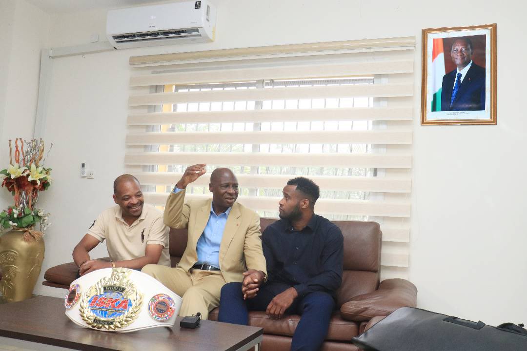 BAMBACheickDan's tweet photo. J’ai reçu ce mercredi en audience l’Ivoirien Fabrice ‘’Daligôzô’’ GNEDRE, trois fois champion du monde #ISKA de #kickboxing poids lourds, accompagné de son père. https://t.co/3K5SkoeVhR