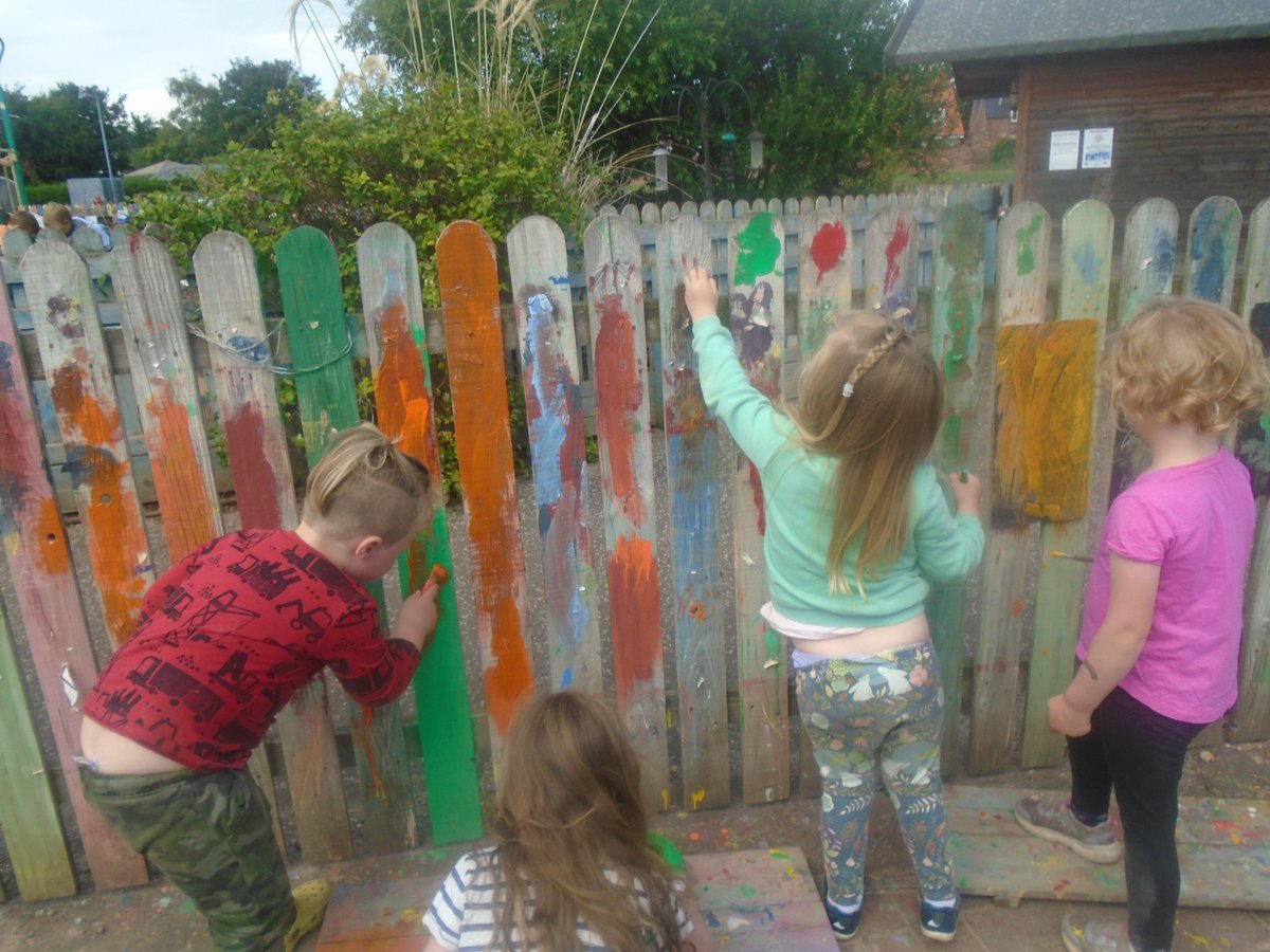 DunbarNursery's tweet photo. The children today explored painting our garden fence.
Here we can see the children developing a range of skills and processes, problem solving, experimentation and investigating.
#dunbarnursery #castleroom #play #Arch #outdoorlearning #childleadplay https://t.co/wZbWrVojZQ