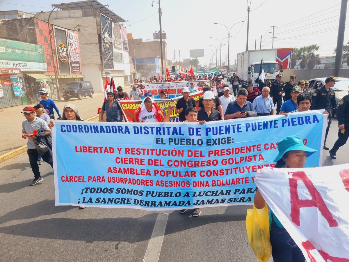erwinvalenzuela's tweet photo. Gremios, asociaciones y vecinos de los distritos de Lima norte marchan hacía el Cercado de Lima para protestar contra el gobierno de Dina Boluarte. @larepublica_pe #URPI #MarchaNacional #Marcha19J #TomaDeLima
https://t.co/YrdVmK4VoY https://t.co/pb6ngAFbj7