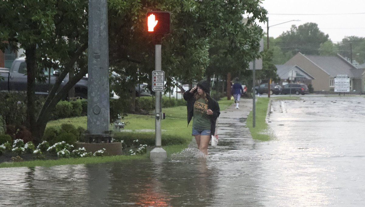 ByHannahSaad's tweet photo. .@doperle and I are out in western Kentucky for @wkms taking a look at some of the scenes from flash flooding scenes around the region https://t.co/mIjVsUHSZn