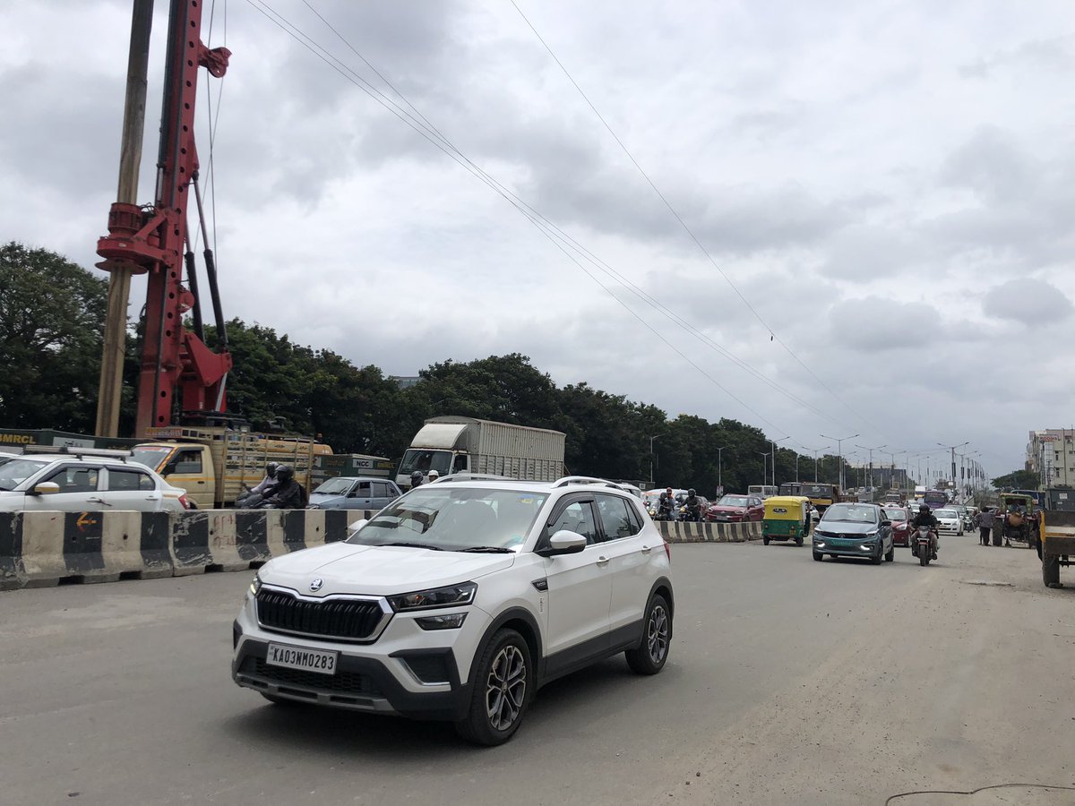 I don’t know what issue <a href="/blrcitytraffic/">ಬೆಂಗಳೂರು ಸಂಚಾರ ಪೊಲೀಸ್ BengaluruTrafficPolice</a> was trying to solve by blocking both exits to the service road on this stretch of the outer ring road between Manyata Tech Park and Hebbal. If your intention was to create bottlenecks, you’ve succeeded!! #Bangalore