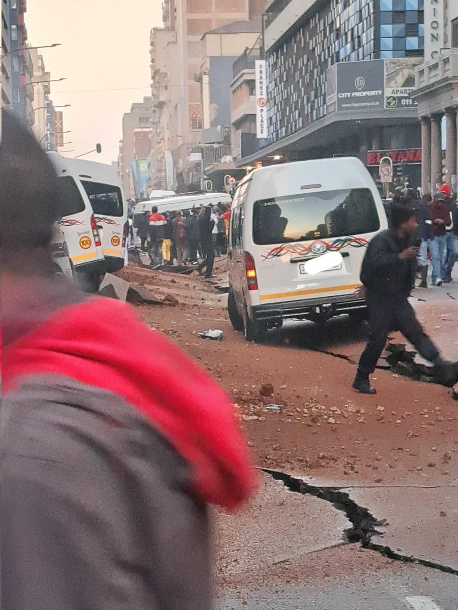 AdvoBarryRoux's tweet photo. Suspected Gas explosion in Bree Street, Johannesburg CBD. https://t.co/GqZInpx0kP