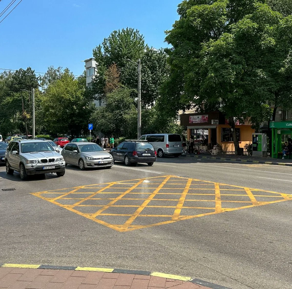 Harsovschi's tweet photo. 🚦❗ Atenție, NU blocați intersecția! ❗🚦

Vă rugăm să acordați o atenție deosebită marcajelor din intersecții și să nu opriți pe ele. Aceste marcaje joacă un rol important în fluidizarea traficului și în promovarea siguranței rutiere.

#Suceava #CodRutier #LH https://t.co/Y7vcxRCury