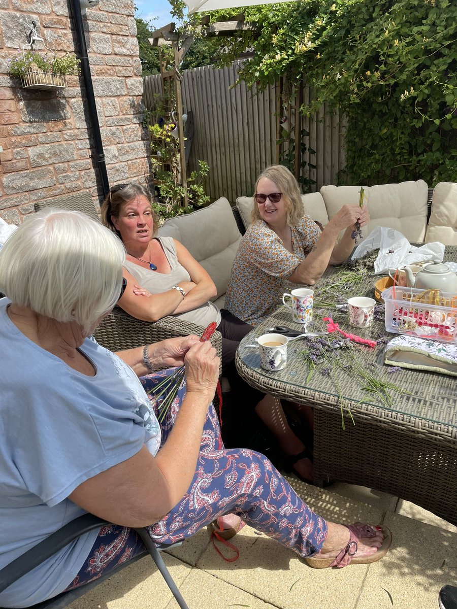 BanwellWi's tweet photo. A lovely afternoon with lovely WI ladies making lavender wands . @BanwellWi @WILifemagazine https://t.co/O8xNGosWZM