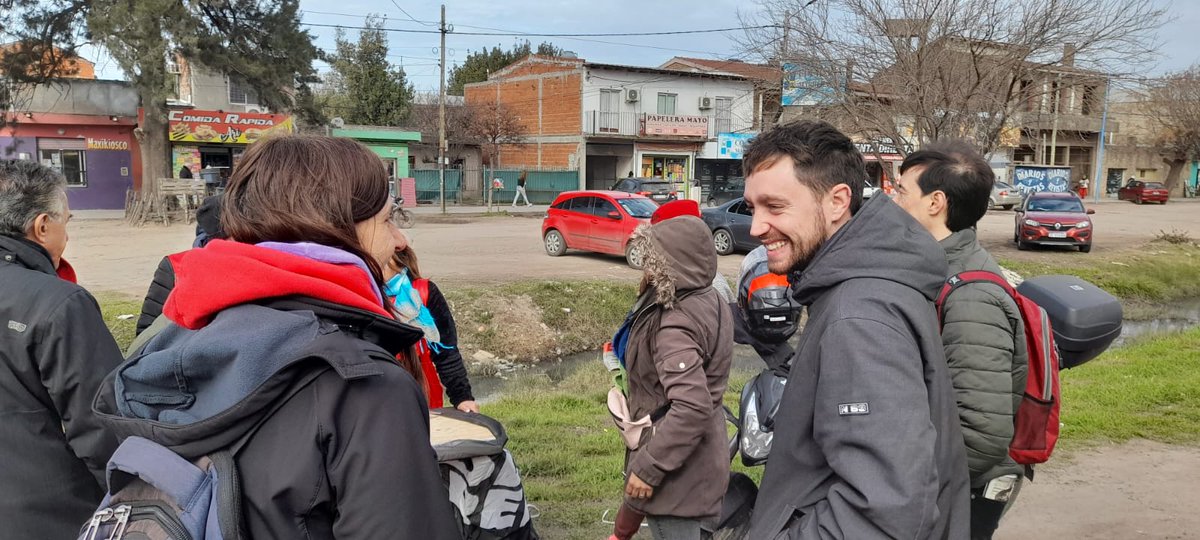 WeyAxel's tweet photo. #Cuartel5 Moreno. Con @LorenaNPereira cand. Intendente y @nestorpitrola y @santispo93 candidatos a Dip nacionales, charlando con los vecinos. Metimos mesazo en Ruta 23, histórico, disputandole a Mariel Fernández. https://t.co/qi1K5DOw6m