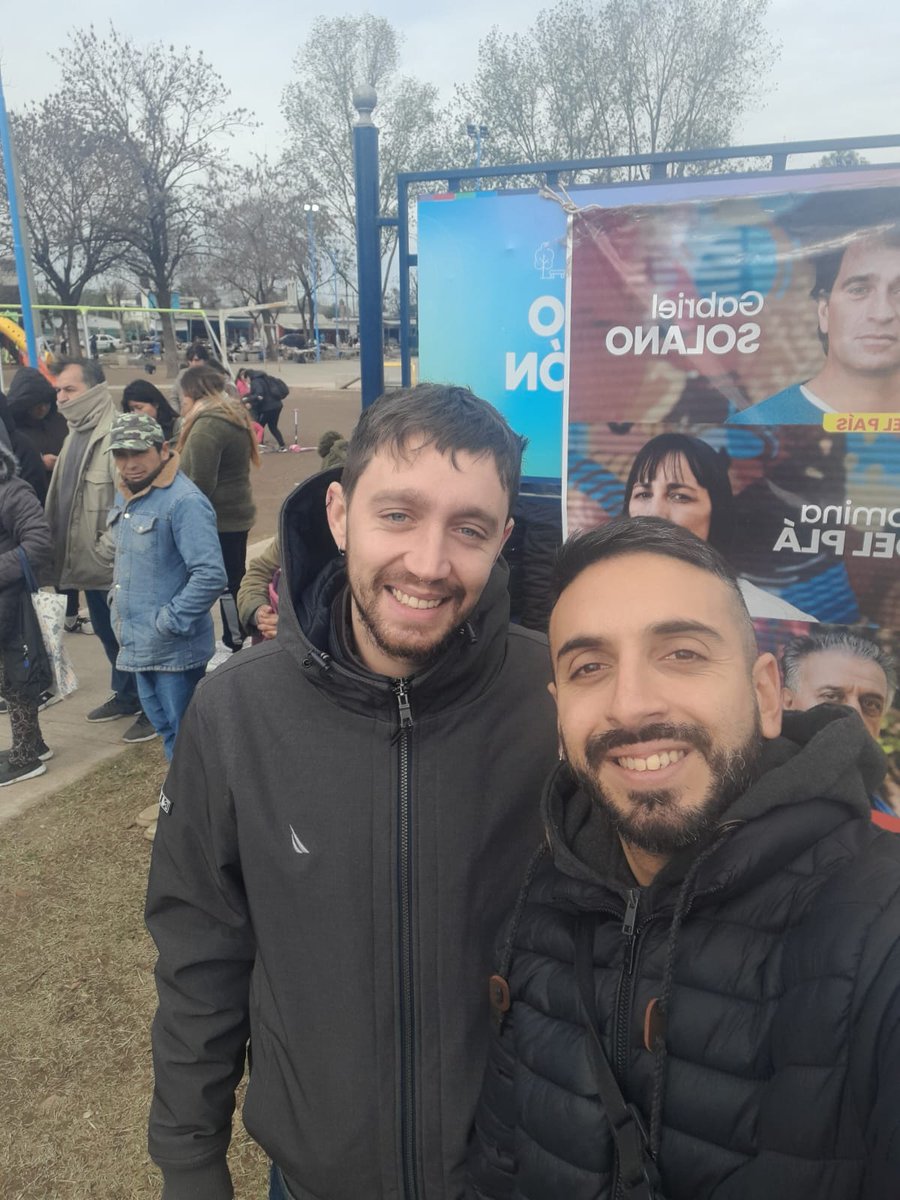 WeyAxel's tweet photo. #Cuartel5 Moreno. Con @LorenaNPereira cand. Intendente y @nestorpitrola y @santispo93 candidatos a Dip nacionales, charlando con los vecinos. Metimos mesazo en Ruta 23, histórico, disputandole a Mariel Fernández. https://t.co/qi1K5DOw6m