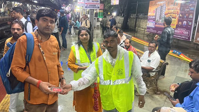 CMOMaharashtra's tweet photo. मुंबई आणि परिसरात सुरू असलेल्या मुसळधार पावसामुळे विविध रेल्वे स्थानकांमध्ये अडकलेल्या प्रवाशांना चहा, पाणी आणि बिस्किटांची व्यवस्था करण्याचे निर्देश मुख्यमंत्री @mieknathshinde यांनी @mybmc  ला दिले होते, त्यानुसार छत्रपती शिवाजी महाराज टर्मिनस, भायखळा, दादर, भांडुप आदी रेल्वे स्थानकात प्रवाशांसाठी चहा, पाणी, बिस्किटांची व्यवस्था करण्यात आली.