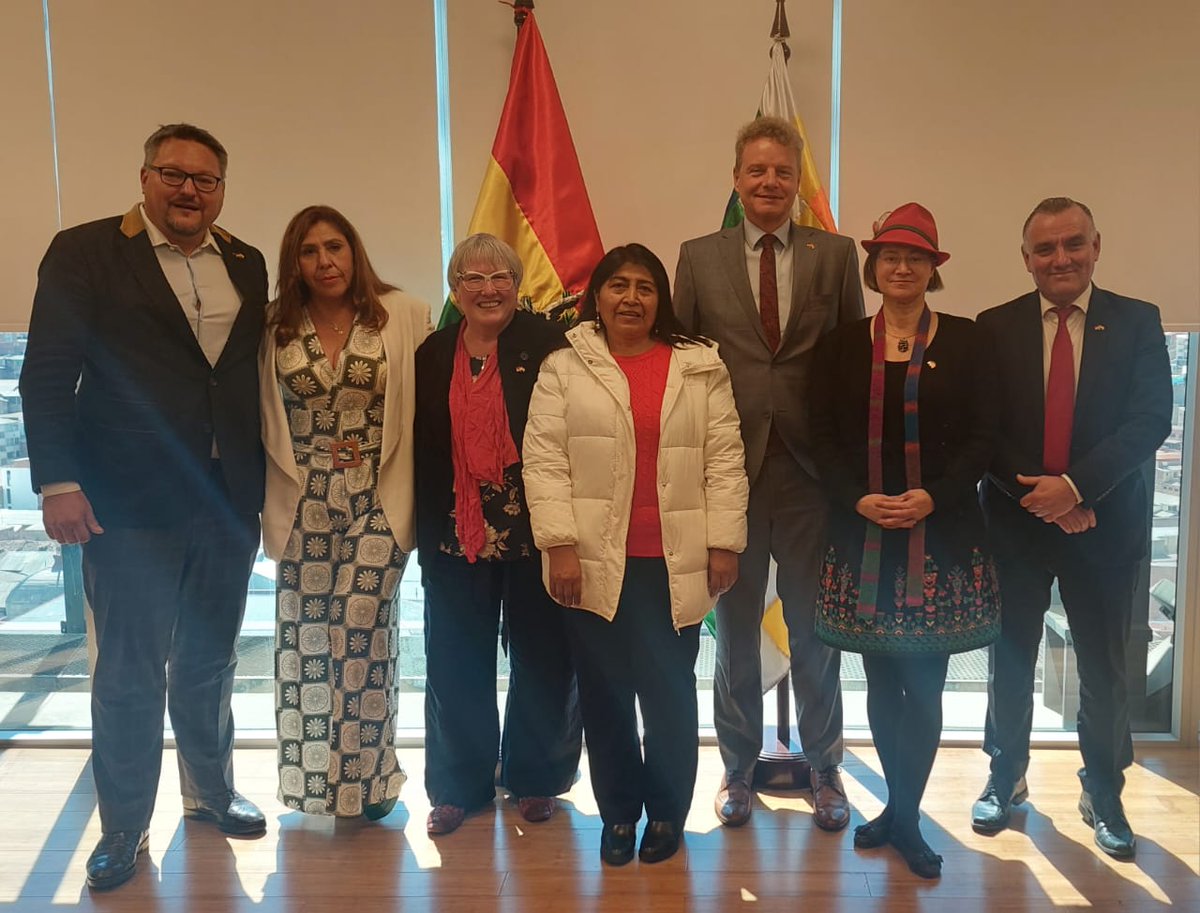 AlemaniaBOL's tweet photo. Otra amable recepción e intercambio en el @SenadoBolivia: las senadoras Lindaura Rasguido y Patricia Arancibia destacaron ante sus colegas alemanes, entre otros, el hecho de que el 50% de la Cámara debe estar compuesto por mujeres. 💪
@Bundestag
@Alemaniaparati
@anked https://t.co/NDblCMw1W1