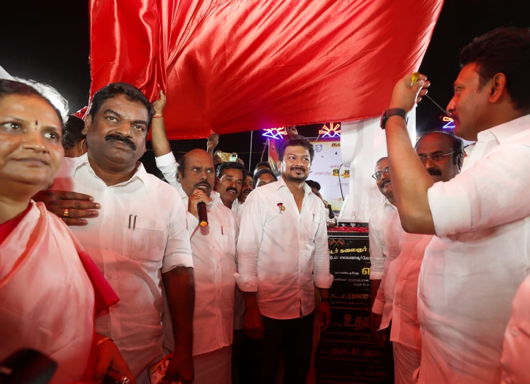 Udhaystalin's tweet photo. ஆதிக்கவாதிகளின் பாசிசத்திற்கு எதிராக பேரறிஞர் அண்ணா விதைத்த கொள்கை உணர்வோடு உடன்பிறப்புகள் உயர்த்தி பிடிக்கும் கருப்பு-சிவப்பு கொடியை, முத்தமிழறிஞரின் நூற்றாண்டை முன்னிட்டு, கள்ளக்குறிச்சி வடக்கு மாவட்ட கழகம் சார்பில் எலவனாசூர்கோட்டையில் புதிதாக அமைக்கப்பட்டிருந்த 100 ஆடி உயரக் கொடி கம்பத்தில் ஏற்றி வைத்தோம். நிகழ்ச்சி சிறக்க உழைத்த அனைவருக்கும் நன்றி. @evvelu @Anbil_Mahesh @TUdhayasuriyan  @k_vasantham