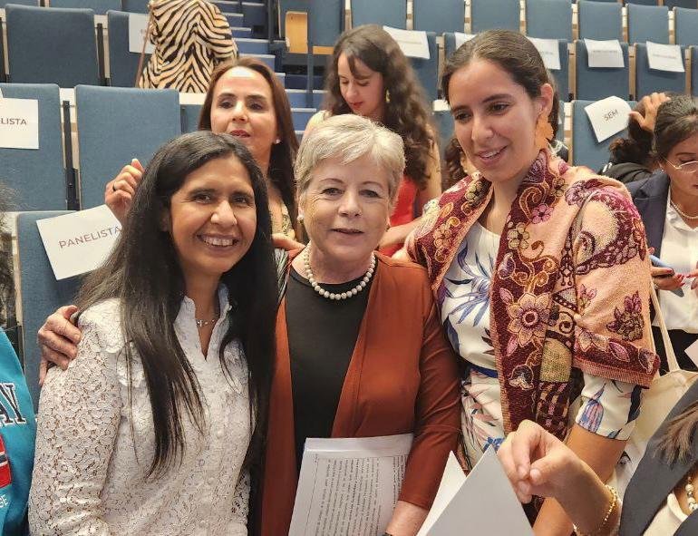 SRE_mx's tweet photo. 📸 En Bélgica, la canciller @aliciabarcena clausuró en compañía del embajador de @EmbMexBelgicaUE, @RGrangui, el titular del @IME_SRE, @luisgure, y la DG @vcalva el Primer Conversatorio de Mujeres Mexicanas Migrantes en Europa, donde agradeció a todas las participantes y destacó que este diálogo e intercambio de ideas han contribuido a una mayor comprensión de los desafíos, retos y oportunidades que enfrentan las mujeres mexicanas en contextos migratorios.

🇲🇽🤝🌎🟣
#DiplomaciaCercaDeTi
#PolíticaExteriorFeminista