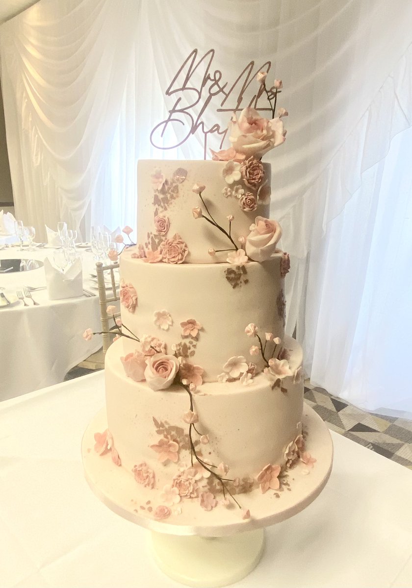 Loved making this cake for a good friend of mine for the wedding of her daughter. It’s crazy to be making a wedding cake of someone I’ve knows and remember as a little girl 🥰🥰 

And what a wedding party it was 🎉