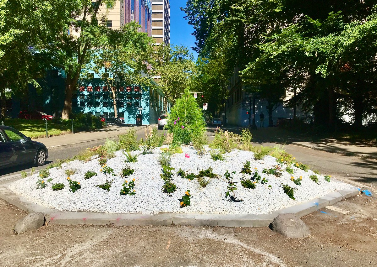 ELK-LESS… this is the spot in downtown #Portland where our iconic elk statue use to sit.  It was damaged during the riots in 2019 and removed.  The city said it would return, but recently the spot was landscaped with white rock & shrubery.  Where’s the elk? #LiveOnK2 #pdxtraffic https://t.co/XIdIce1wQf