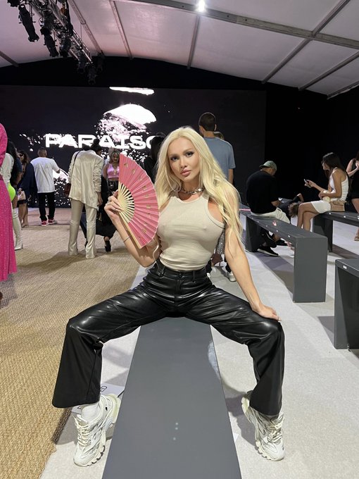 Why everyone was staring at my tank top? 🤔 https://t.co/eKrtkOUeGc<a href="/tag/barbiethemovie"class="tags"><span>#barbiethemovie</span></a>