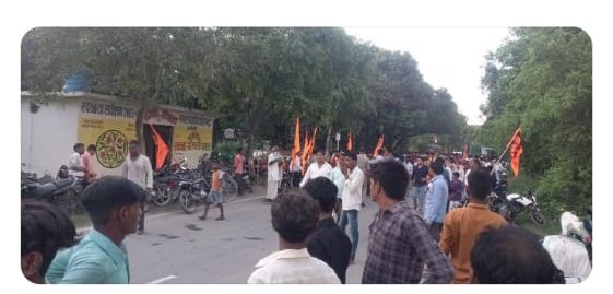 #बरेली थाना शेरगढ़ क्षेत्र में कांवर यात्रा में कांवरियों पर किसी खुराफाती ने फेंका पत्थर। लगातार हो रहा है माहौल बिगाड़ने का प्रयास। एक कांवरिया गंभीर रूप से घायल। <a href="/adgzonebareilly/">ADG Zone Bareilly</a> NSA के तहत मामला दर्ज किया जाए <a href="/dgpup/">DGP UP</a> <a href="/igrangebareilly/">DIG RANGE BAREILLY</a> <a href="/bareillypolice/">Bareilly Police</a> <a href="/Uppolice/">UP POLICE</a> <a href="/SudarshanNewsUp/">Sudarshan उत्तर प्रदेश</a>