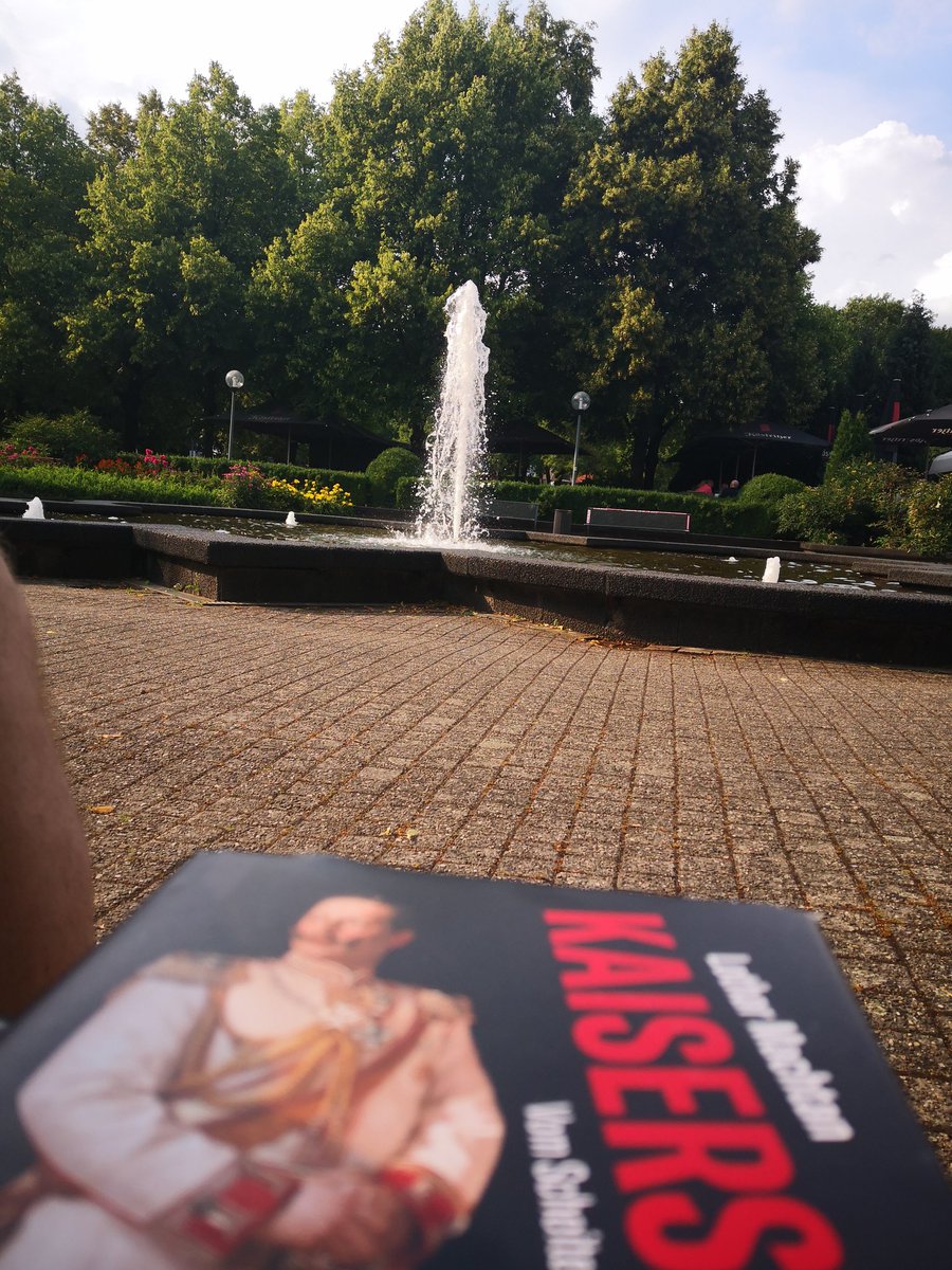 FatLG_FatLP's tweet image. Sonne, Springbrunnen und ein Buch. So kann der Feierabend beginnen.