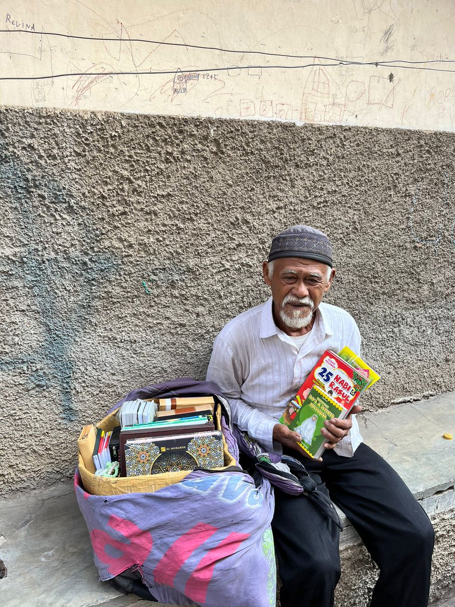 makeitups's tweet photo. “Impian Kakek Penjual Al-Qur’an Keliling”

Sebelumnya kakek ini sempat berjualan di pinggir pasar namun sejak diusir aparat setempat ia harus berjualan secara keliling. Ia berjalan dari tempat ke tempat, menawarkan buku-buku doa dan Al-Qur’an kepada warga sekitar. https://t.co/JlCDFdWYW1