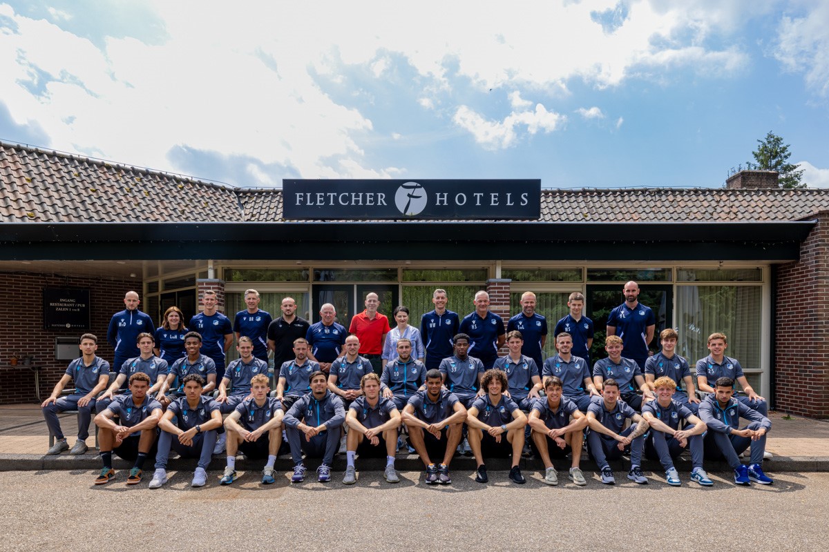 Groepsfoto met FC Eindhoven <a href="/fceindhoven/">FC Eindhoven</a> bij Fletcher Hotel Victoria <a href="/HotelHoenderloo/">Fletcher Hotel Hoenderloo</a> in Hoenderloo

#trainingskamp #fceindhoven #fletcherfootball #eindhoven #voetbal #trainingcamp #summercamp #fletcherhotelhoenderloo #fletcherhotelhoenderloo #foto #teamfoto #fotofceindhoven