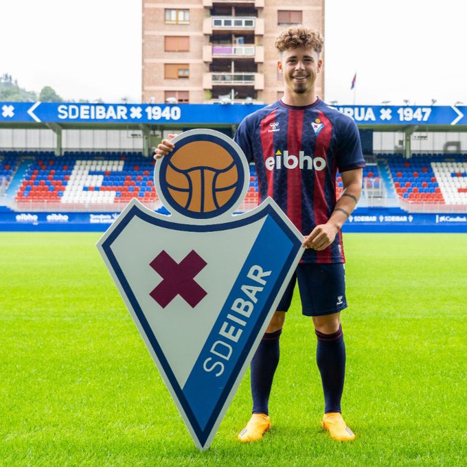SD_EibarPol's tweet photo. Mario Soriano został zaprezentowany w barwach Eibaru! Witamy na Ipurui🔵🔴 https://t.co/QJLgPbSWru