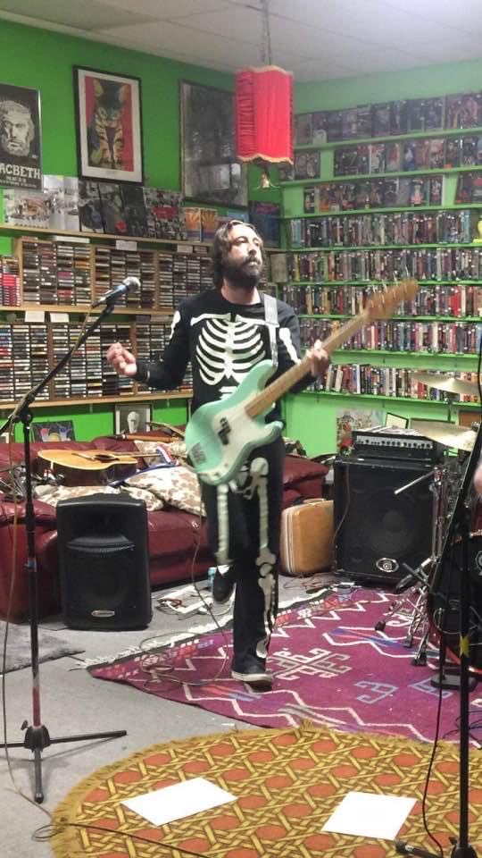 HeathBiter's tweet image. Playing some Who covers a few years back. #backbiter #thewho