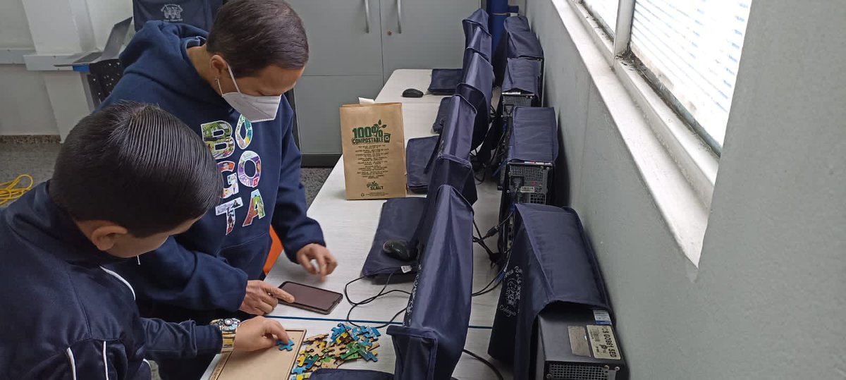 Educacionbogota's tweet photo. En el "Recorrido artístico por la paz" nuestra subsecretaria @deidamiapiensa en compañía de @nata_galindo89; recorrieron las instalaciones del Colegio Villamar, reconociendo los diferentes espacios que han sido transformados por la comunidad para la construcción de #RedEsPaz.🤝 https://t.co/Tm6n7CcGT8