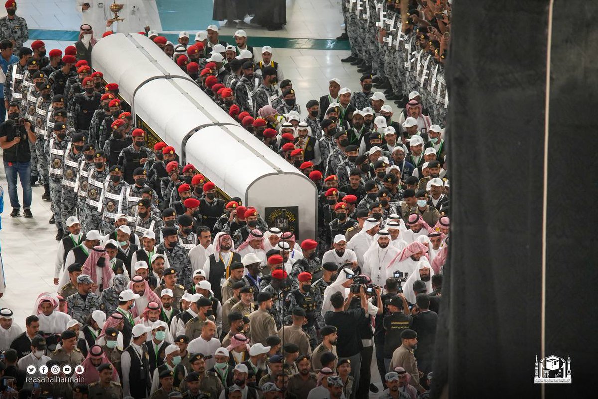 HaramainInfo's tweet photo. Some images from the Kiswah Change at Masjid Al Haram https://t.co/CMH4NpwRK1