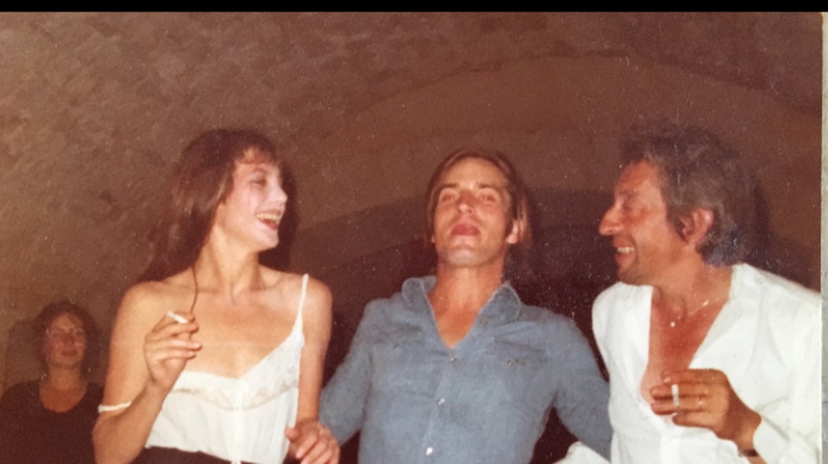 Jane Birkin, actor Joe Dallesandro, and Serge Gainsbourg, in the evening in the vaulted room of the Château d'Arpaillargues, September 26, 1975. (photo Château d'Arpaillargues)