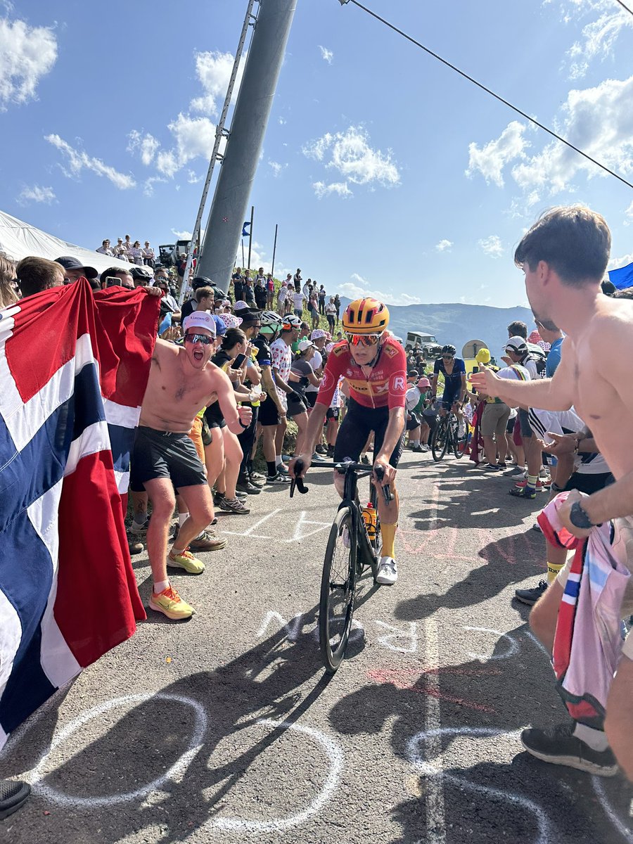 JamesEPMoran's tweet photo. 10-11g/kg CHO intake yesterday on the TT day +3g/kg breakfast this morning to prepare for today’s monster stage 17 @LeTour. Riders fuelled ~100-130g/h on the bike. Currently midway thru 4.5-5g/kg recovery 🍬 🥤 🍝 on the bus ⛽️ 🚀 #glycogen https://t.co/nmhsSACw8t