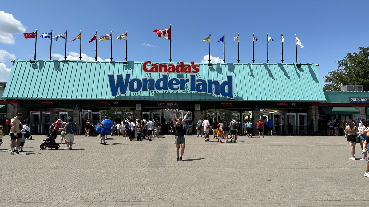 At #CanadasWonderland with @SassyCanadian0 … let the funnest shit show begin 🙌🏻🇨🇦♥️ 
Cheers everyone!!!