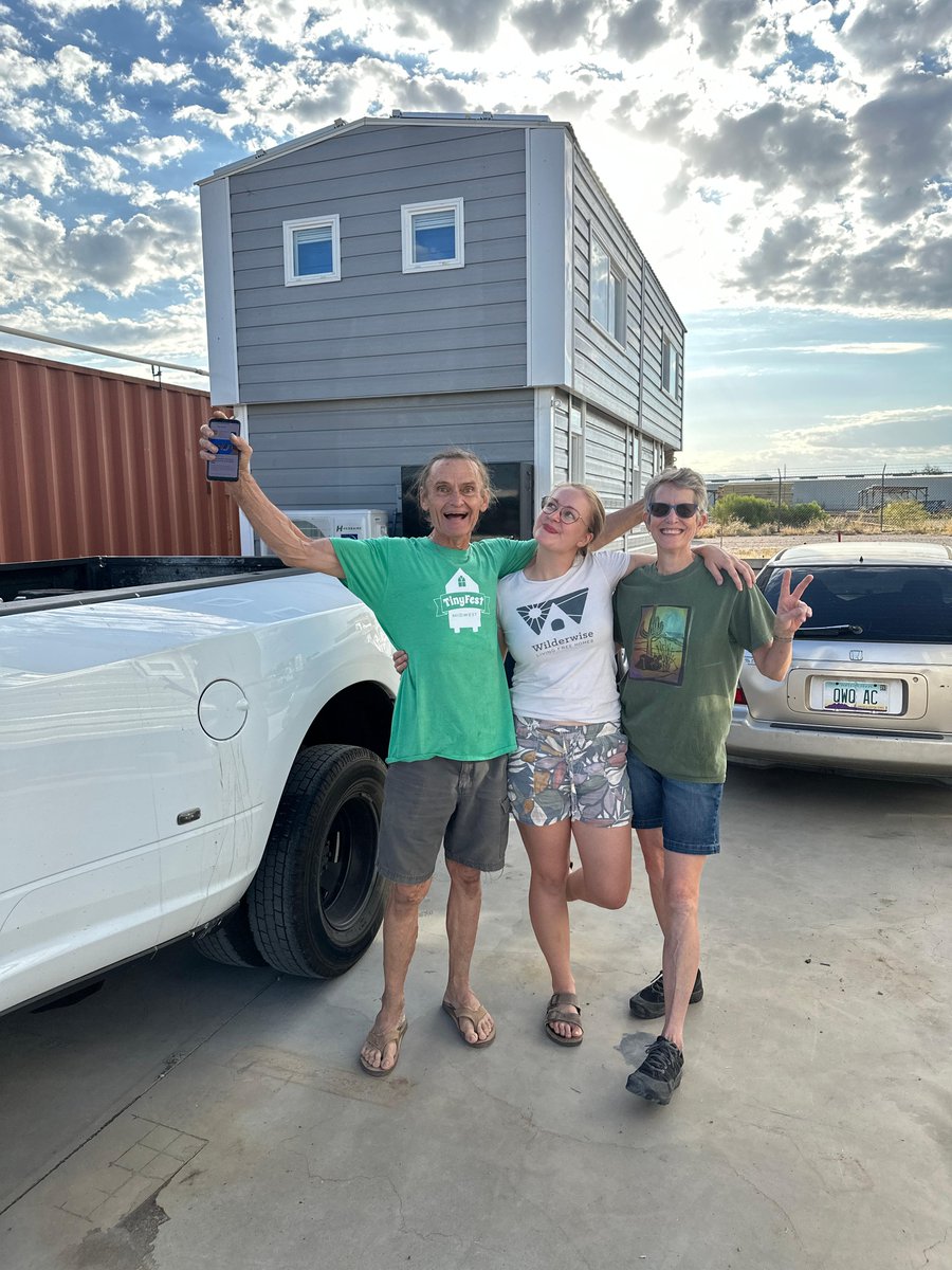 WilderwiseHomes's tweet image. #DeliveryDay RECAP!
➡️ Pickup at 6:30am
➡️ Freeways for 5+ hours
➡️ 3 back-in attempts
➡️ Perfect parking position achieved
➡️ Friends arrive to help w/ snacks &amp;amp; good company
➡️ Home is move-in ready, looking more gorgeous than ever! #tinyhouse #tinyhome #tucson #flagstaff