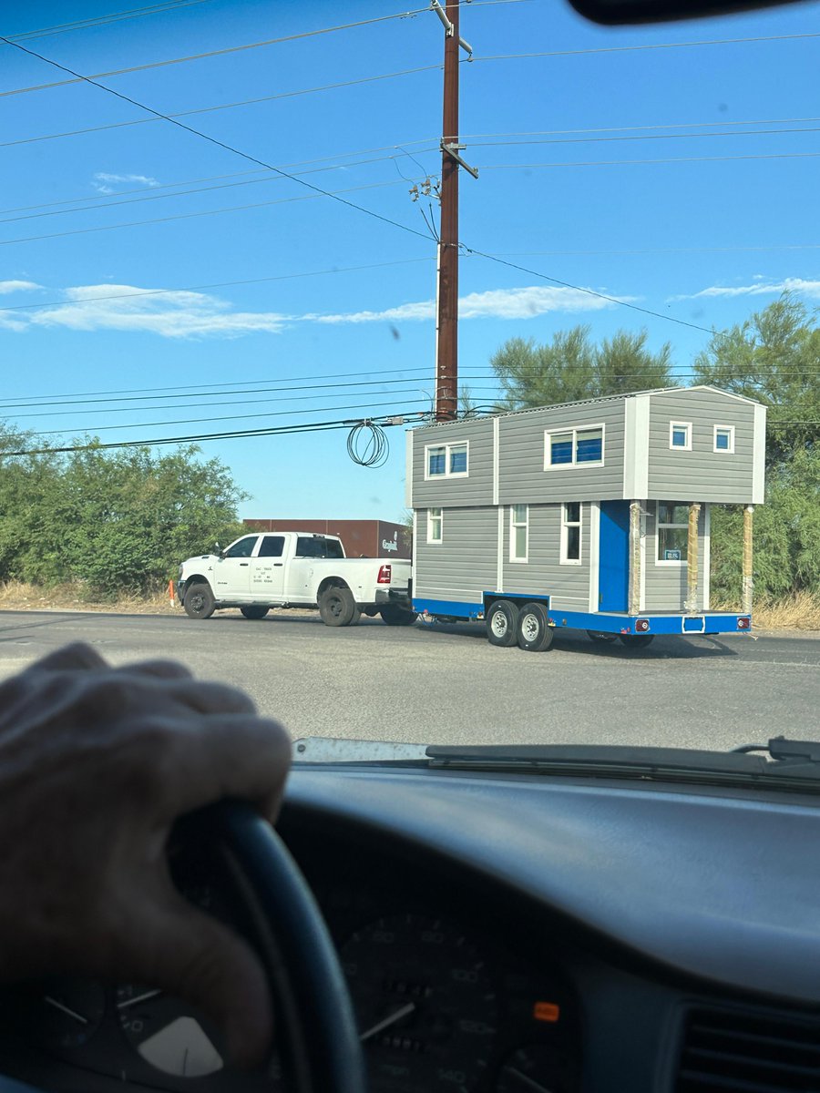 WilderwiseHomes's tweet image. #DeliveryDay RECAP!
➡️ Pickup at 6:30am
➡️ Freeways for 5+ hours
➡️ 3 back-in attempts
➡️ Perfect parking position achieved
➡️ Friends arrive to help w/ snacks &amp;amp; good company
➡️ Home is move-in ready, looking more gorgeous than ever! #tinyhouse #tinyhome #tucson #flagstaff