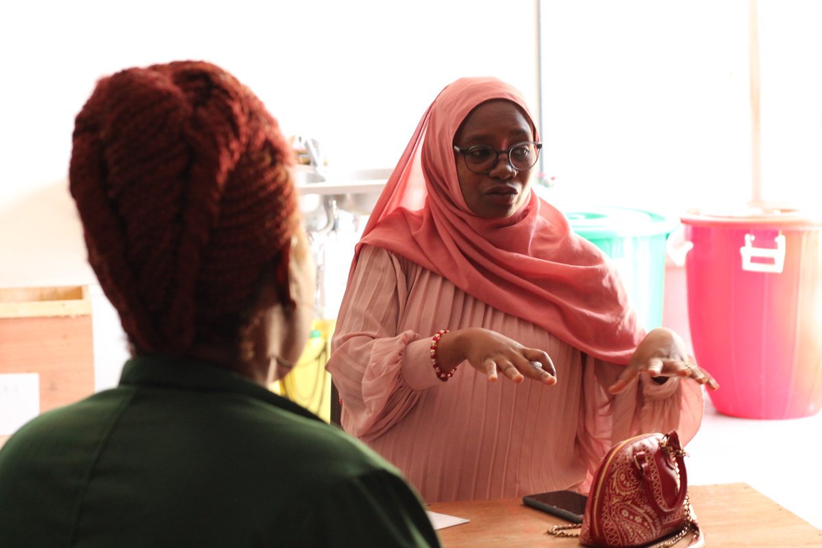 ApileComores's tweet photo. 👏 Les experts de l'@UNIDO visitent les entreprises bénéficiaires du programme #APILE. Ils évaluent les pratiques actuelles, identifient les défis et proposent des recommandations spécifiques pour améliorer les processus de production et leur commercialisation.
@UE_Madagascar https://t.co/uYoxNvcsEU