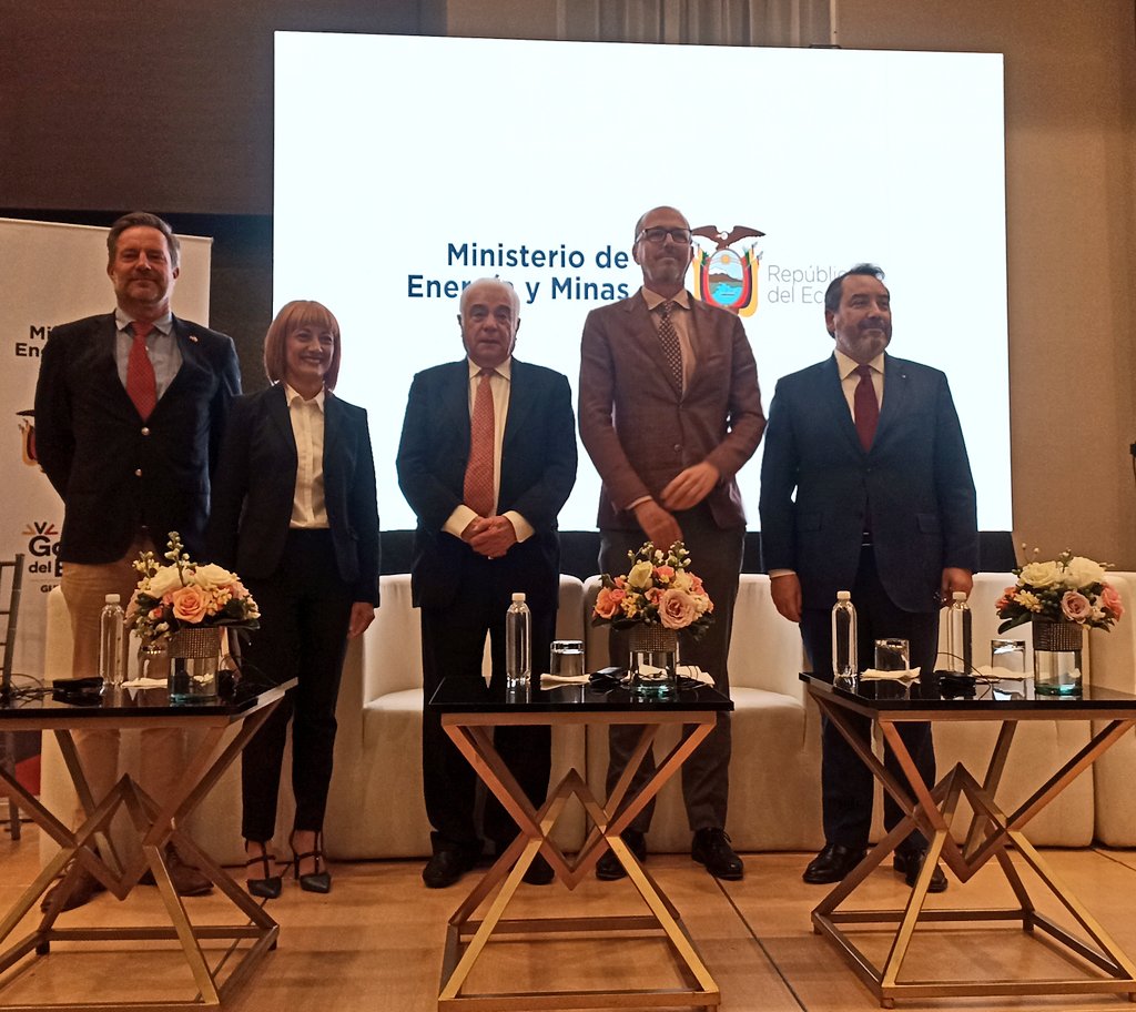 ViceminEnergia's tweet photo. @CancilleriaEc @Produccion_Ecu @el_BID Como parte del evento, los embajadores @CanadaEcuador, #StephenPotter, @ChileenEcuador, #PabloArriarán y de @AlemaniaQuito (e), #HubertusKlink participan en la mesa redonda: "Visión actual y futura del hidrógeno verde a nivel mundial".
#EnergíaConPropósito
#NuestroTrabajoContinúa https://t.co/DvV8ani5yM