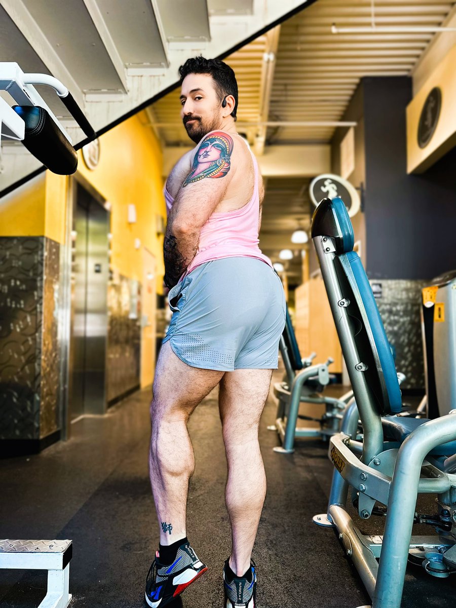PecDaddy's tweet photo. I train legs and abs twice a week! It’s butt day bro! 💪🏻😎 RETWEET if you wanna play with my butt 🐽 #gay #biggaybutt #glutes https://t.co/Otz5syul2r