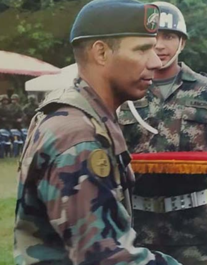 JuanPoe's tweet photo. Es importante que el General Eduardo Zapateiro le explique al país como desde los años 80s y 90s ocupó cargos en Batallones y Brigadas del Ejército relacionadas con el paramilitarismo en el Magdalena Medio y Urabá bajo el mando de Farouk Yanine Díaz y Rito Alejo del Río. Hilo👇 https://t.co/wmFNQJLWzL