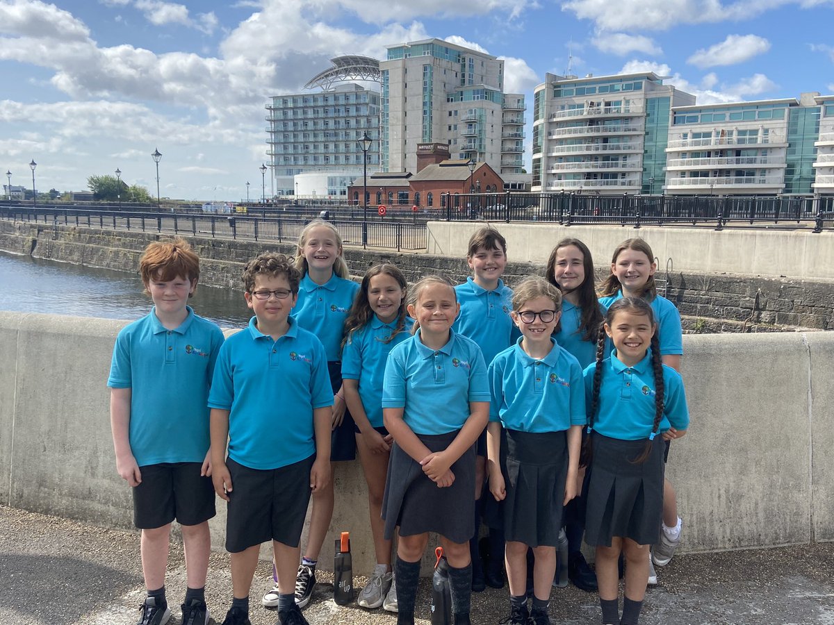 YsgolHamadryad's tweet photo. Braint heddiw oedd gallu canu mewn seremoni i ddadorchuddio cofgolofn y #RugbyCodebreakers a fagwyd yn ein milltir sgwâr. Diolch am ein hysbrydoli! 🏉 Privileged today to be able to take part in the unveiling ceremony for the locally born and inspiring #RugbyCodebreakers 🏉👏 https://t.co/LIJzjMInPo