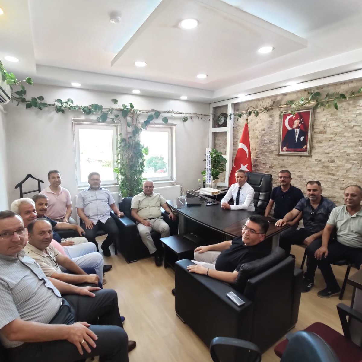 eyupbulentmiran's tweet photo. Manavgat yönetimimizle birlikte, Gündoğmuş İlçe Milli Eğitim Müdürü olarak görevlendirilen İlçe temsilcimiz Ali Atik'e hayırlı olsun ziyaretinde bulunduk.  Kıymetli başkanımıza hayırlı hizmetler dileriz. @EbsAntalya1 https://t.co/mK1Jarj99H