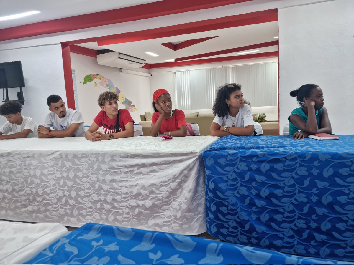 Sostiene intercambio en @Colaboracionqba con los delegados de la FEEM del municipio Marianao. Donde se les da una actualización de la Cooperación Médica Cubana #CubaCoopera