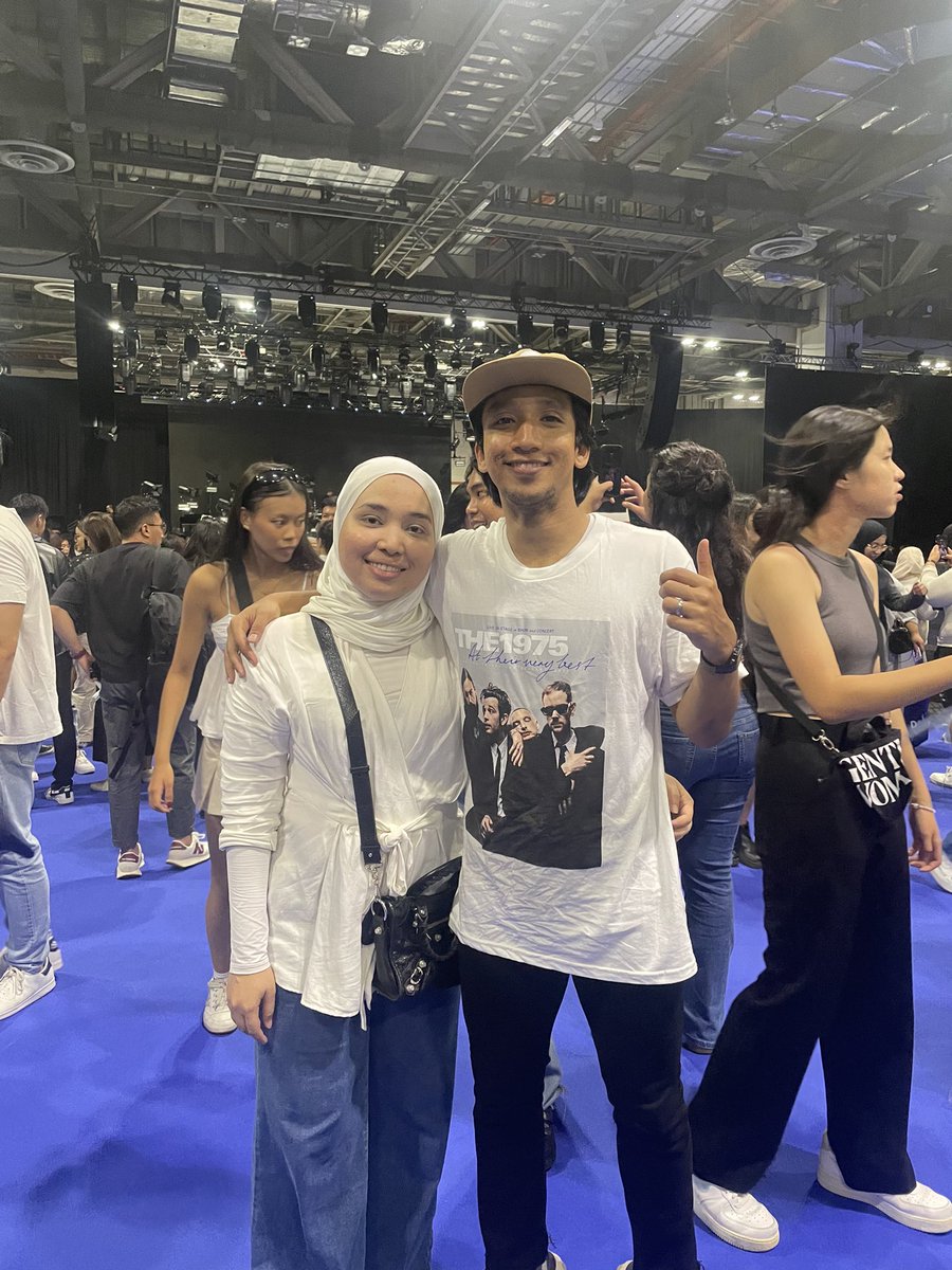 RazzmirAshraff's tweet photo. They played The Sound!! 😭🥵 #THE1975inSG  #AtTheirVeryBestTour #livenationsg https://t.co/iznsPodM2s