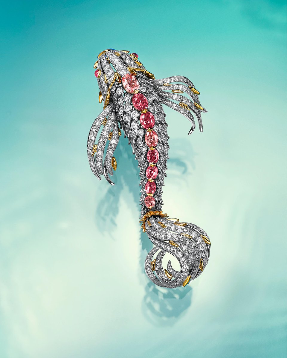 This Pisces brooch boasts articulated fins as well as a suite of oval unenhanced padparadscha sapphires of over 12 total carats and round brilliant diamonds of over 29 total carats. Discover more: bit.ly/44NU2Hl #TiffanyHighJewelry #TiffanyBlueBook #JeanSchlumberger